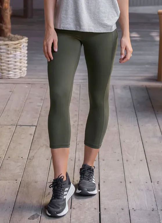 Daily Capri Pocket Leggings in Olive