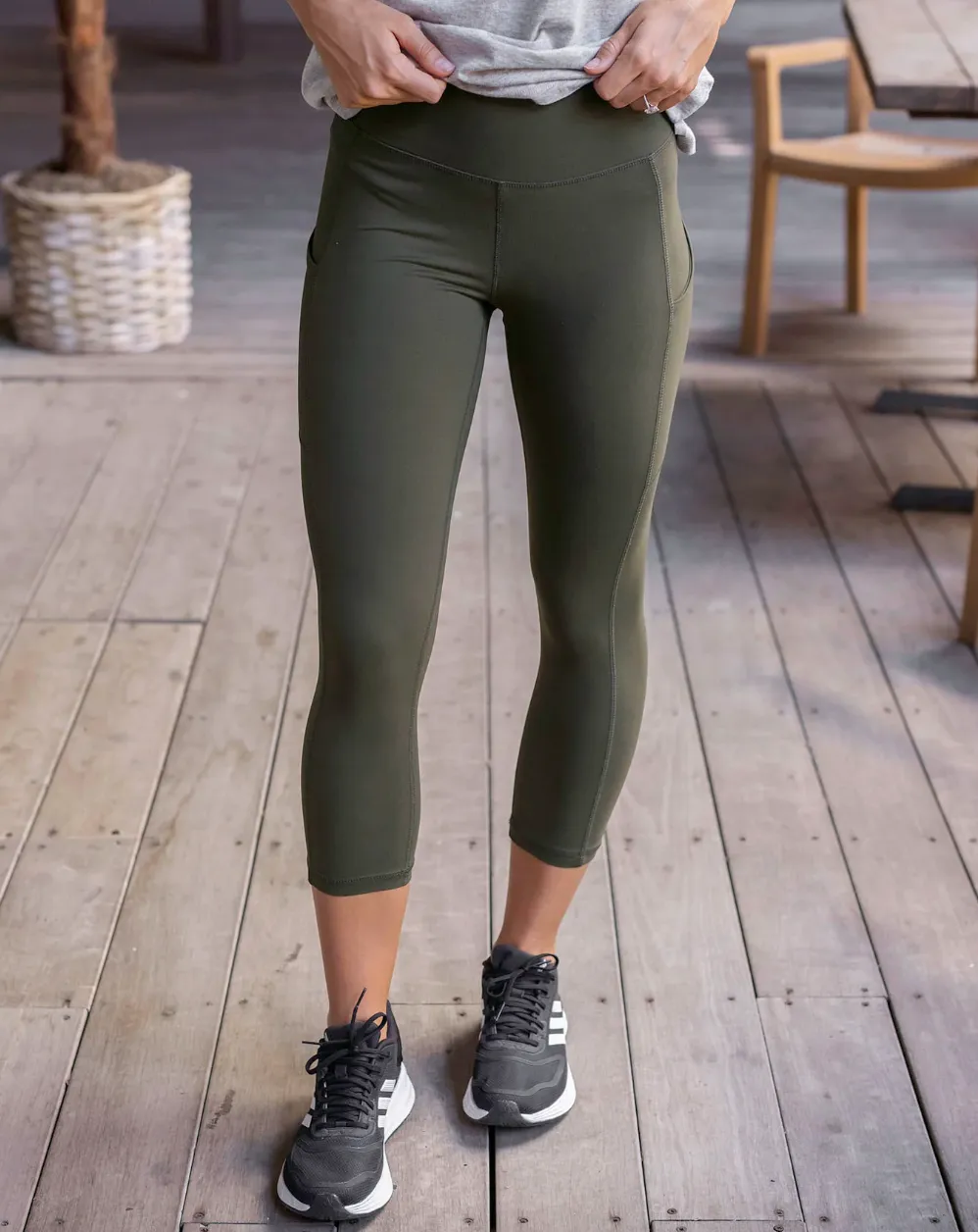 Daily Capri Pocket Leggings in Olive