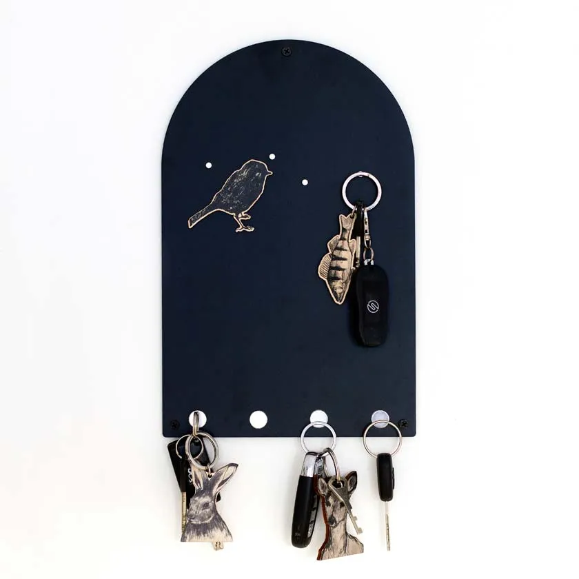 Key holder, magnetic arc
