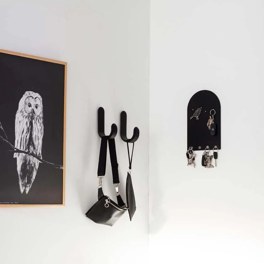 Key holder, magnetic arc